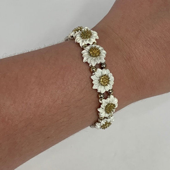Daisy floral bracelet - Picture 3 of 3